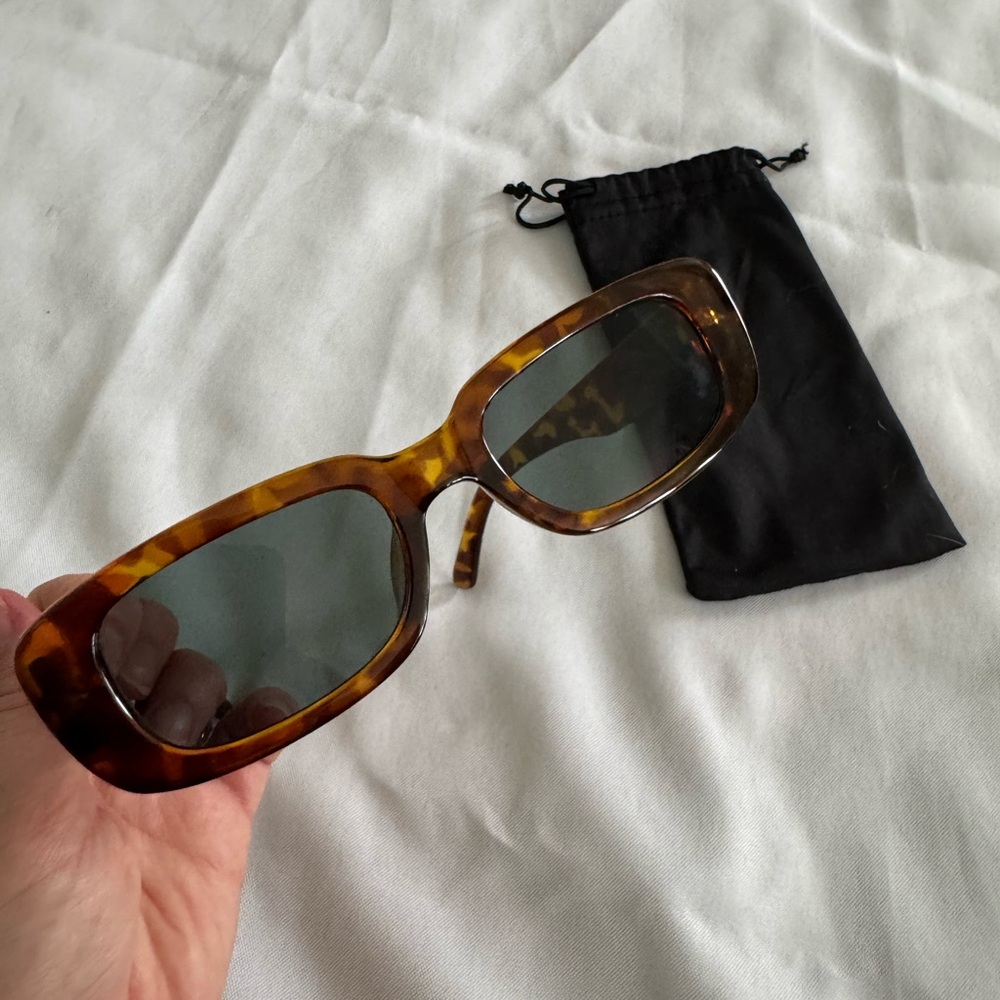 Stylish Tortoise Shell Sunglasses with Black Pouch